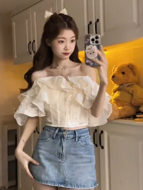 قميص أنيق بأكمام قصيرة للنساء بقصة ضيقة على الطراز الكوري للتنقل في الصيف 2025 نمط جديد بتصميم بكتف واحد