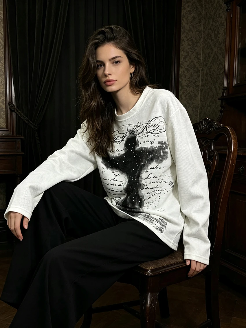 Dunkle Y2K Damen Waffelstrick Langarm-Bluse mit Kreuz- und Buchstabengrafikdruck, Rundhalsausschnitt, Grunge-Streetwear, Lässige Damenbluse