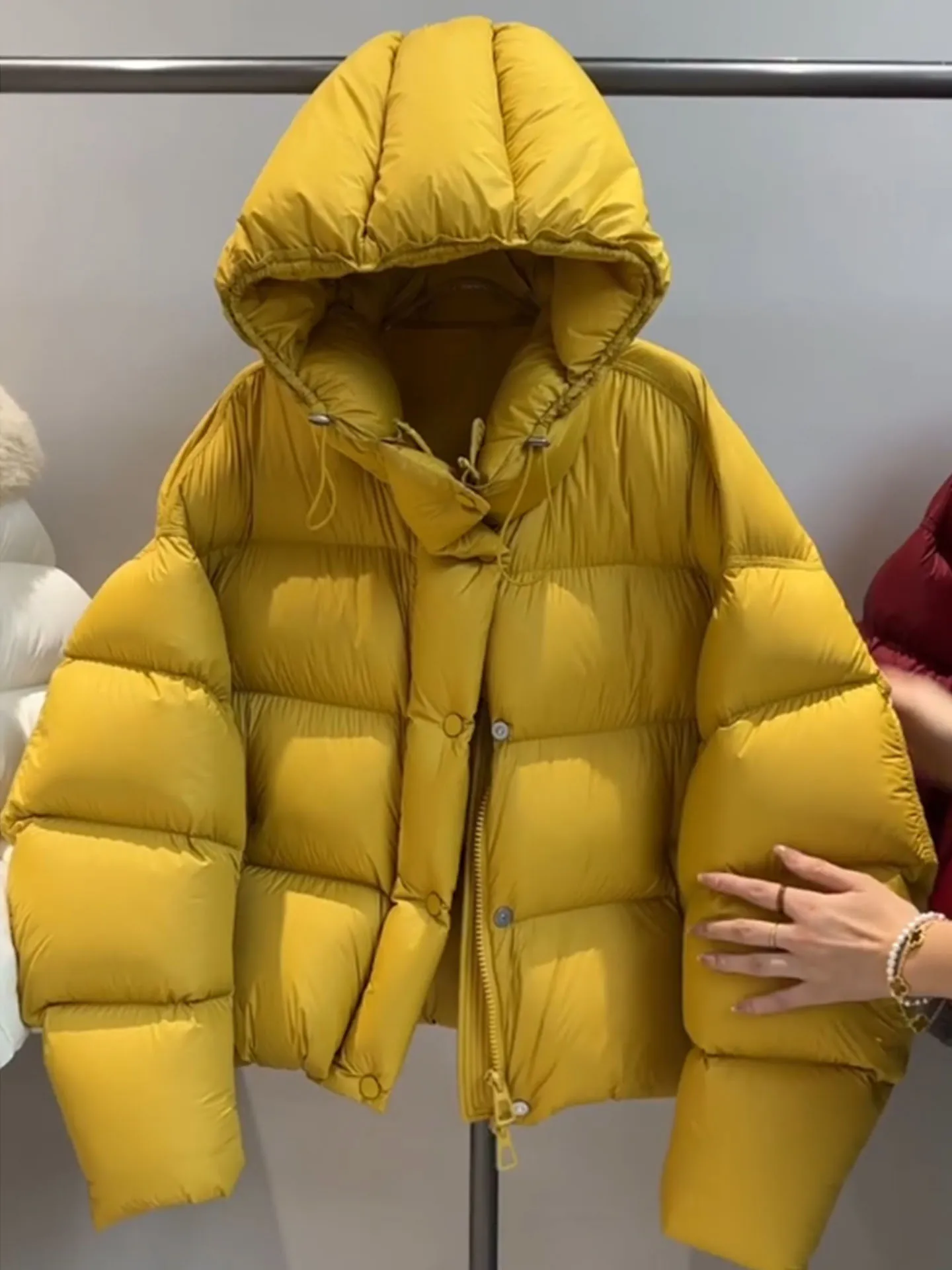 

Желтая женская зимняя куртка-пуховик с капюшоном, свободного кроя, универсальная, пушистая, с высокой талией, длинная, на молнии