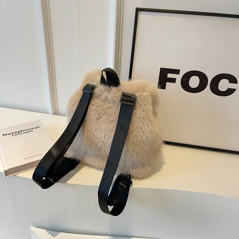 กระเป๋าเป้สะพายหลังขนเฟอร์เทียมสำหรับผู้หญิง ความจุขนาดใหญ่ แบบมีเชือกผูกและฝาปิดแม่เหล็ก เหมาะสำหรับใช้ในชีวิตประจำวัน ไปโรงเรียน หรือเดินทาง