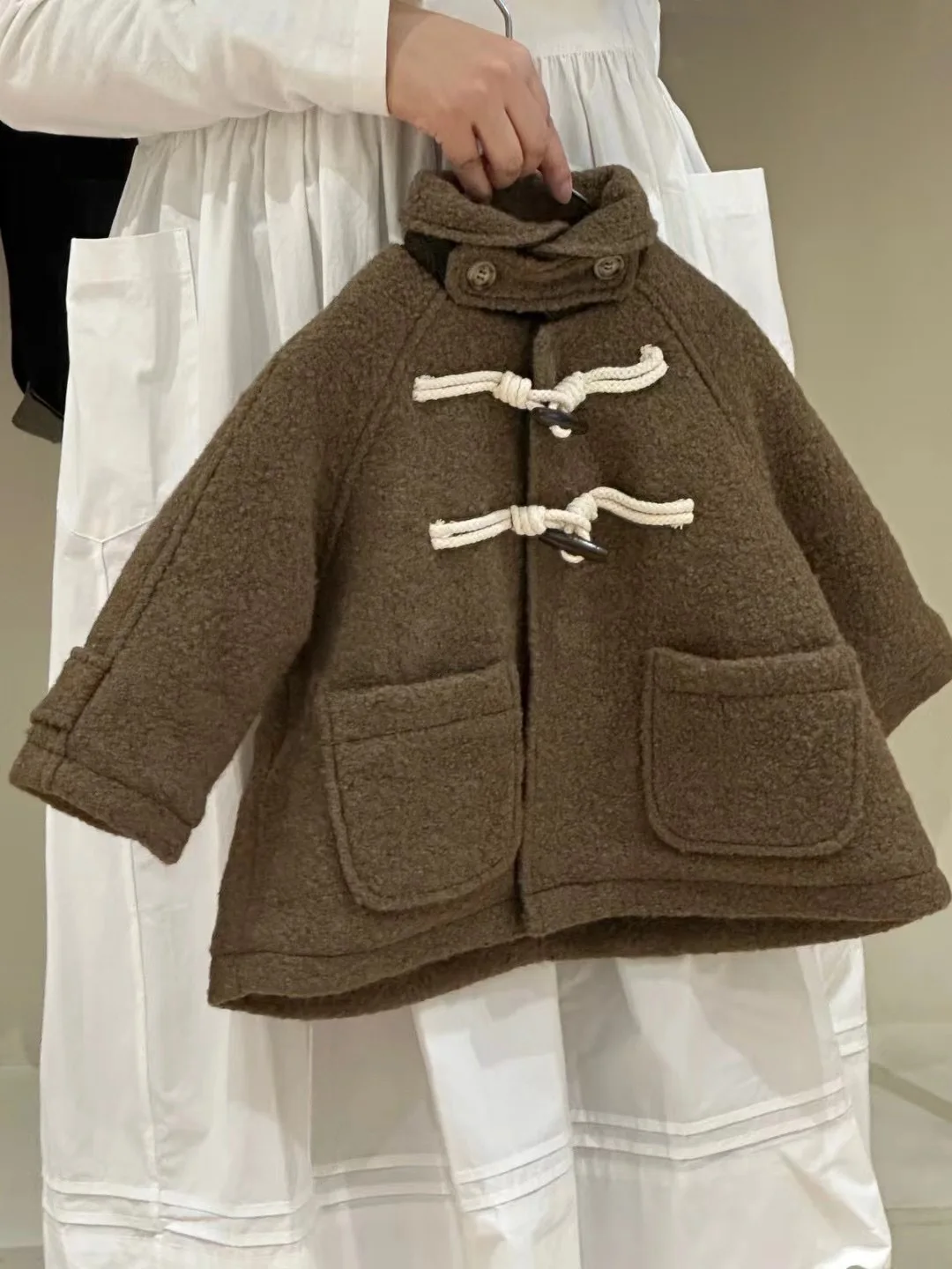 2024 autunno inverno coreano neonata cappotto di lana caldo colletto rovesciato giacca da bambina bottone in corno solido cappotto Outwear per