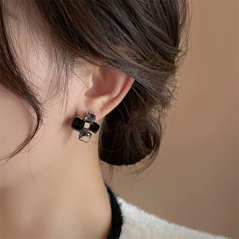 New 3D Black Stone Earrings Light Luxury Personalized Retro Style Fashionable Women Festival Party Jewelry Accessories and Gifts