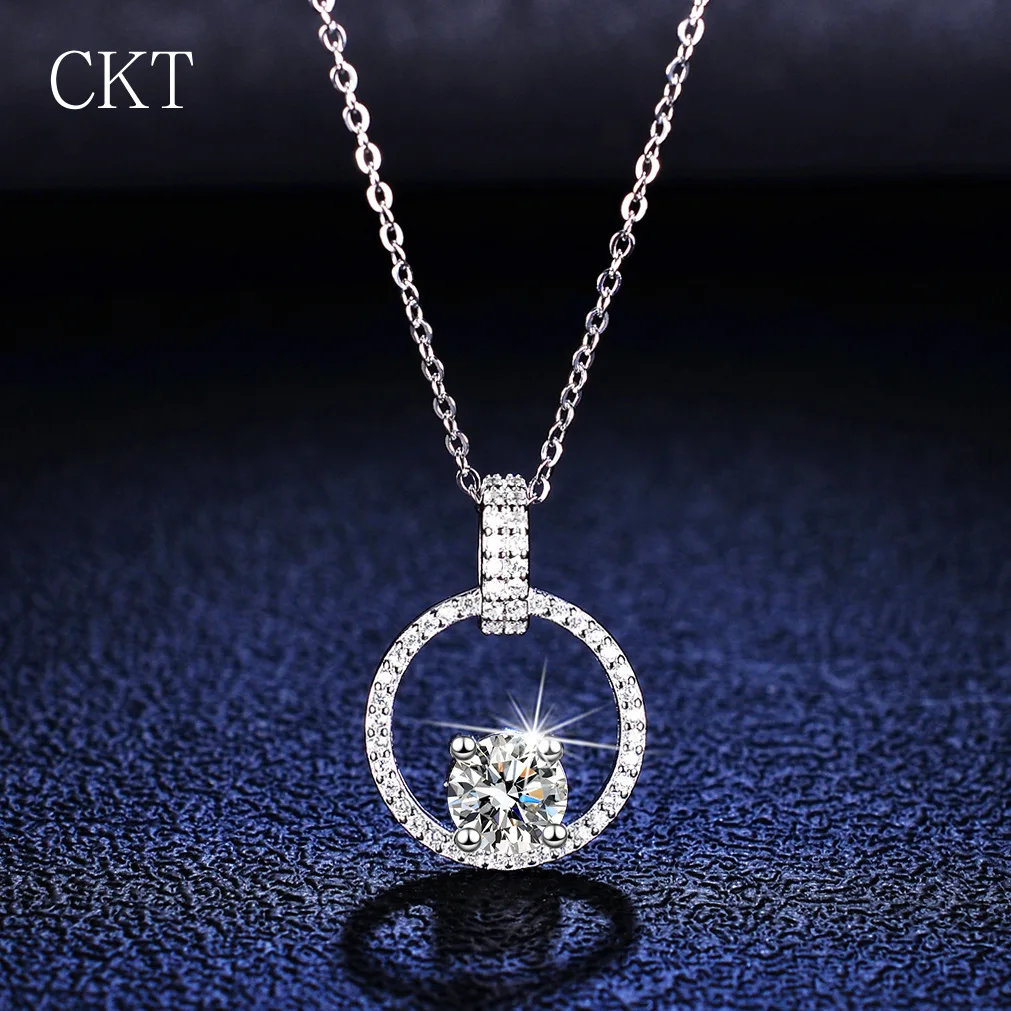 

Luxury Platinum Pendants 1 Carat Moissanite Diamond Necklace Fashion V-shaped Round Bag Collarbone Chain Pt950 Wedding Jewelry