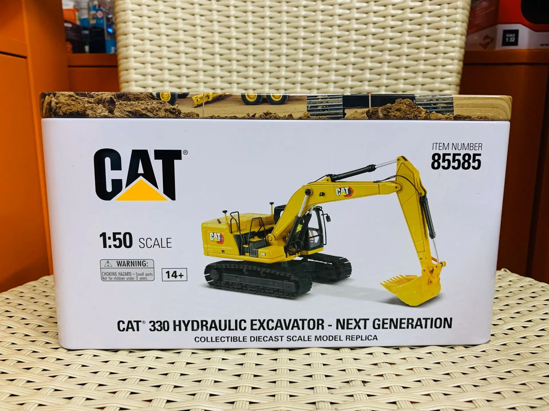 DM 330 Hydraulic Excavator Next Generation 1:50 Scale By DieCast Masters 85585