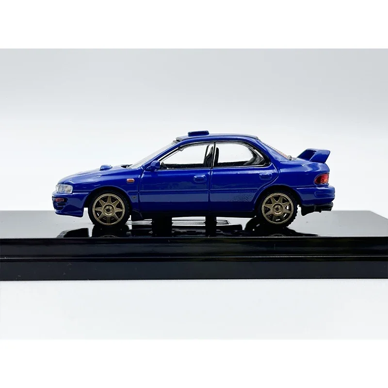 ในสต็อก 1:64 HJ Impreza GC8 กีฬาสีฟ้าเครื่องยนต์Diecast Dioramaรถคอลเลกชันงานอดิเรกญี่ปุ่น