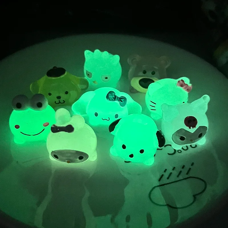 5 Stuks Lichtgevende Mini Sanrio Microlandschap Miniatuur Hello Kitty Beeldjes Sprookjesachtige Tuin Accessoires Interieur Glow In The Dark