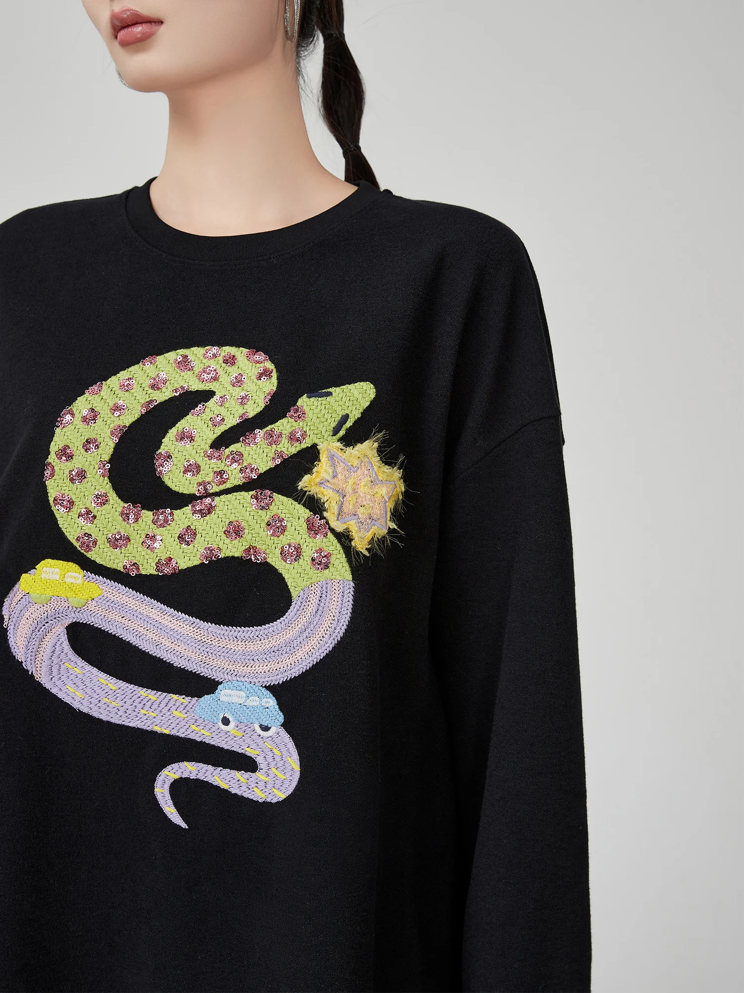 

Женская футболка свободного кроя с круглым вырезом, корейский стиль, с вышивкой змеи (знак зодиака), черная, с длинными рукавами, модная летняя одежда