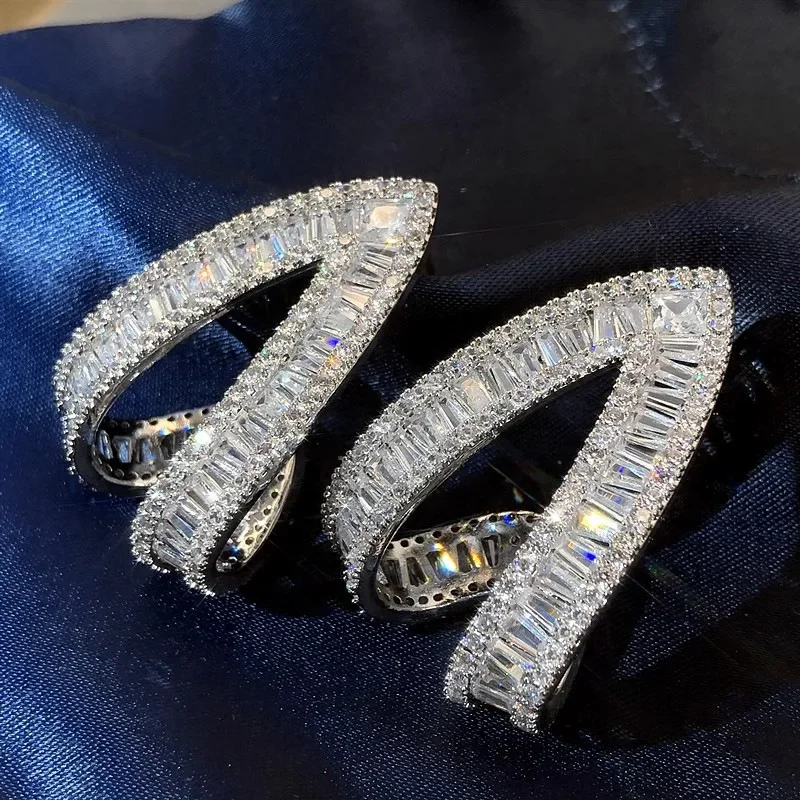 2026 New European and American High-end Triangular Hollow Design Earrings Are Elegant, Exquisite, and Shiny Jewelry Accessories