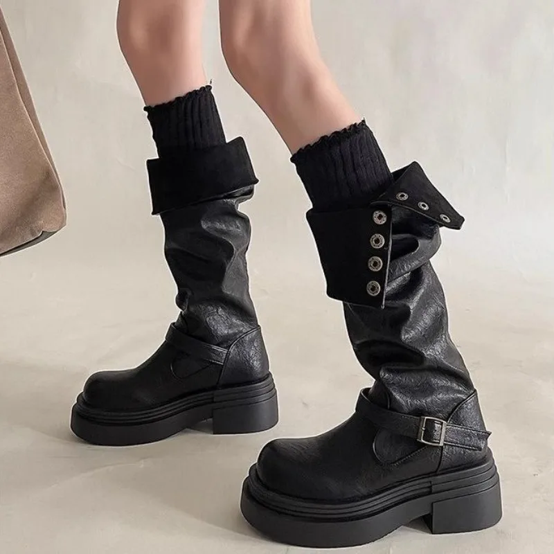 

Женские ботинки с круглым носком и толстой подошвой 6 см, увеличивающие рост, с пряжкой и плиссировкой, два способа ношения, в стиле рыцарских ботинок, новая модная модель, черные, из искусственной кожи.