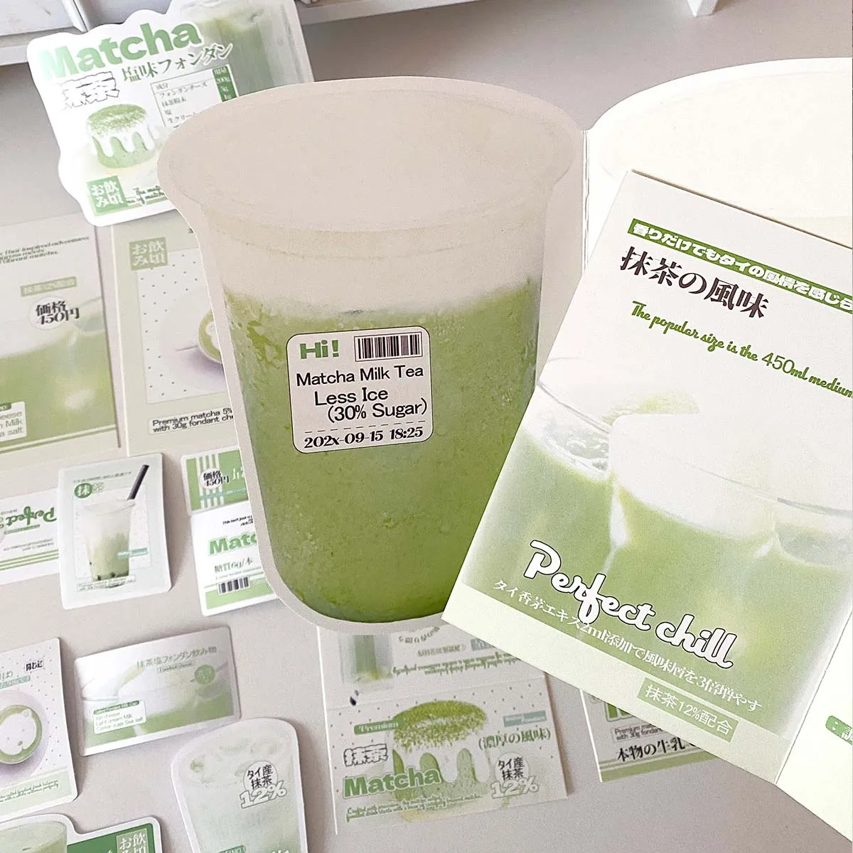 

Набор материалов для упаковки карточек. Набор канцелярских принадлежностей для небольших партий, включая набор наклеек. Дизайн карт для подарочной упаковки.