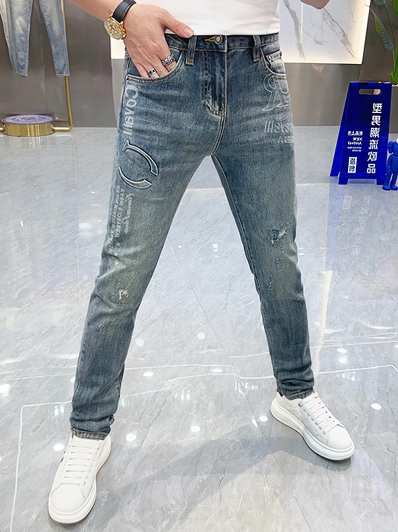

Мужские модные джинсы с буквенным принтом, облегающие, повседневные, легкие, с эффектом потертости, длинные брюки, весна-лето, новинка, молодежный тренд