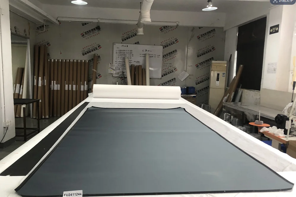 

120-дюймовый сверхкороткофокусный проектор, отклоняющий окружающий свет, узкая фиксированная рамка, кристалл для домашних животных для проекции 16:9, отличный