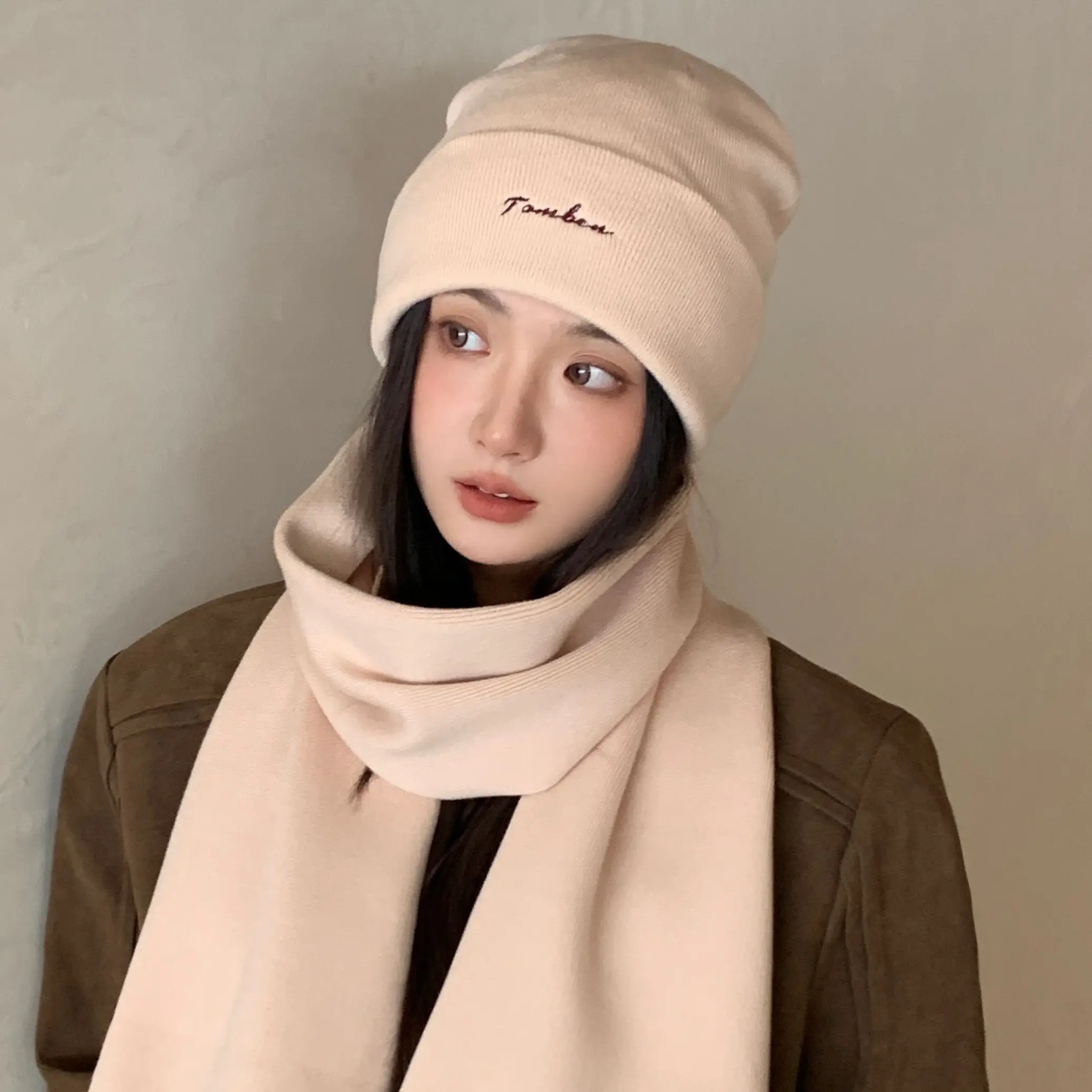 coreano-sle-thiened-malha-de-la-bone-feminino-outono-inverno-pequena-ilusao-rosto-quente-aconchegante-chapeu-redondo-superior-cena-casual