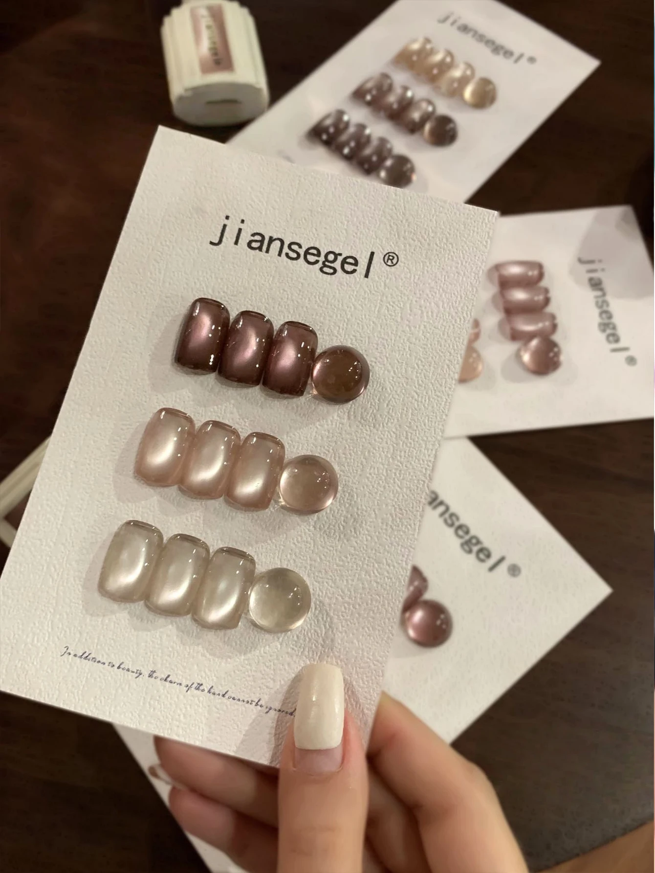 ยาทาเล็บเจลตาแมวสีเทา-น้ำตาล 12 ชิ้น ขนาด 15 มล. รวมถึงยาทาเล็บเจลแบบถอดออกได้ด้วยแสงยูวีและเบสโค้ท