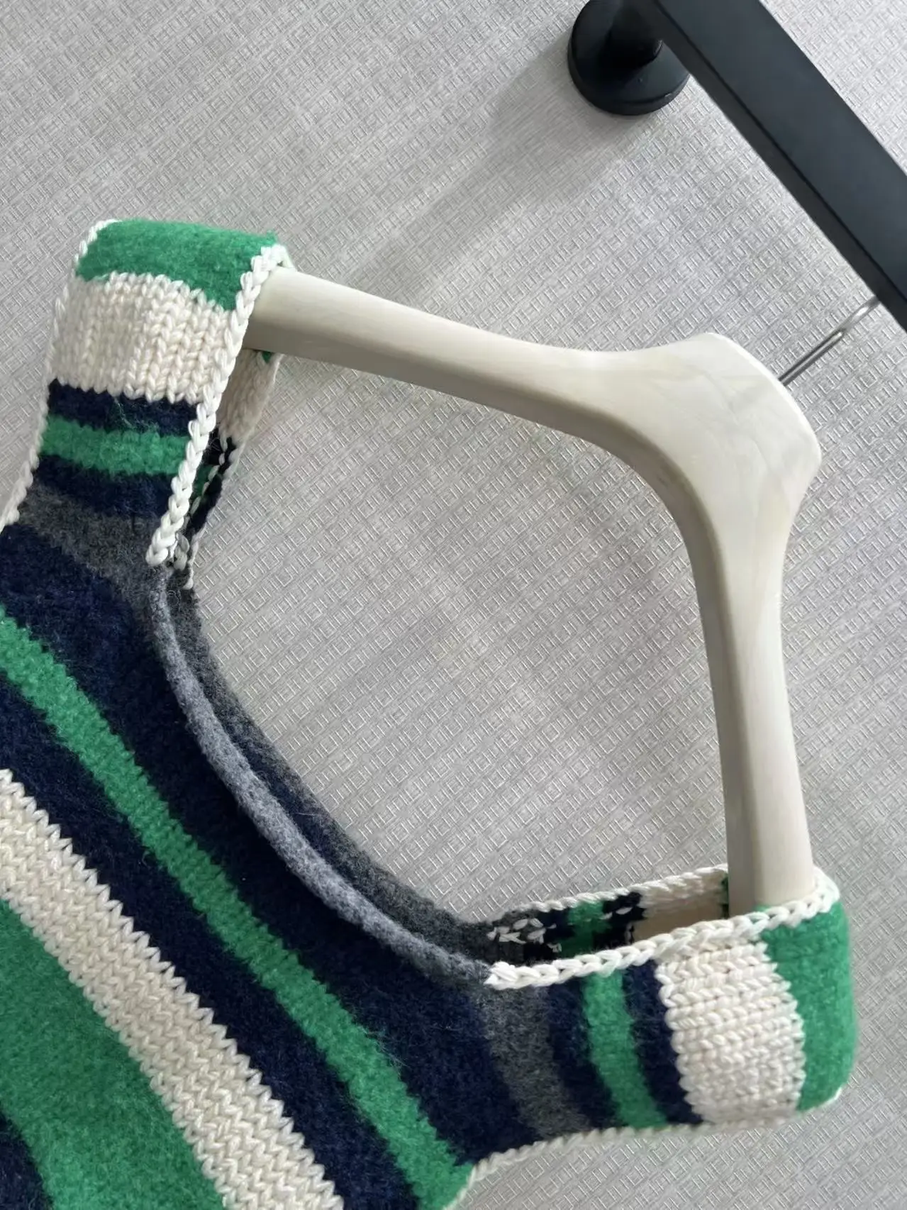 New autumn and winter collection with contrasting stripes, thick needle V-neck loose sweater, short square neck vest for women