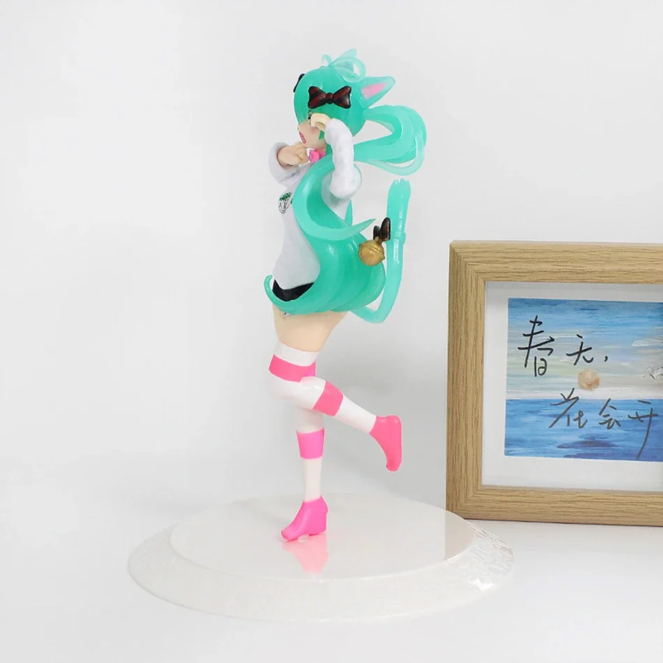 โมเดลตุ๊กตาอนิเมะ ฮัตสึเนะ มิคุ การ์ตูนน่ารัก ของตกแต่งบนโต๊ะ เหมาะสำหรับตกแต่งคอนโซลรถยนต์ ของขวัญน่ารักสำหรับวันหยุด