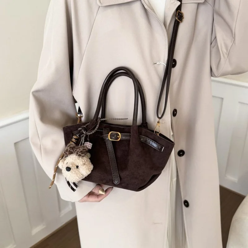 Tas Tangan Wanita Modis Terbuat Dari Kulit Nubuck Yang Menampilkan Tampilan Kasual Chile Trendy yang Luas dan Lembut untuk Penggunaan Sehari-hari. ​