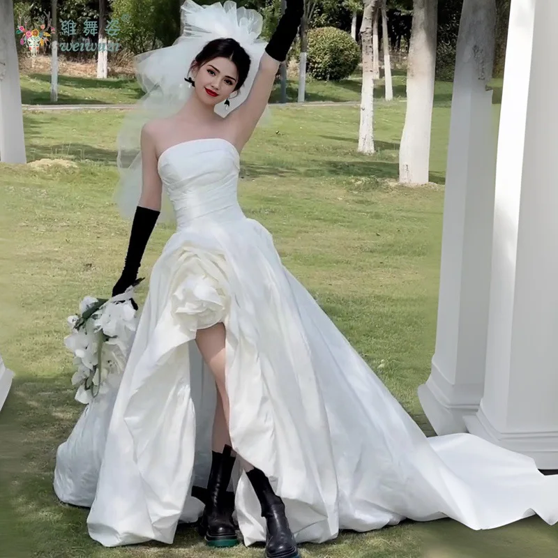 

Minimally Bound Strapless High Waisted Trailing Bridal Wedding Dress with Three-dimensional Floral Bridal Engagement Dress