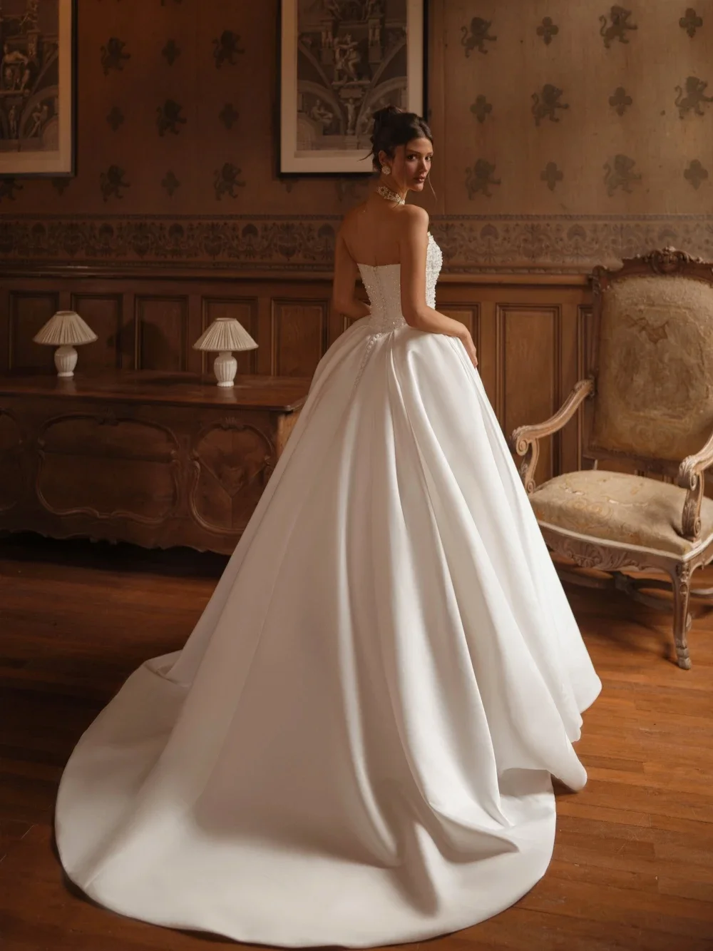 Elegant Pearls Strapless Wedding Dress Delicate Princess Women Buttons Back Bride Dresses Court Train Ball Gown Customized Robe