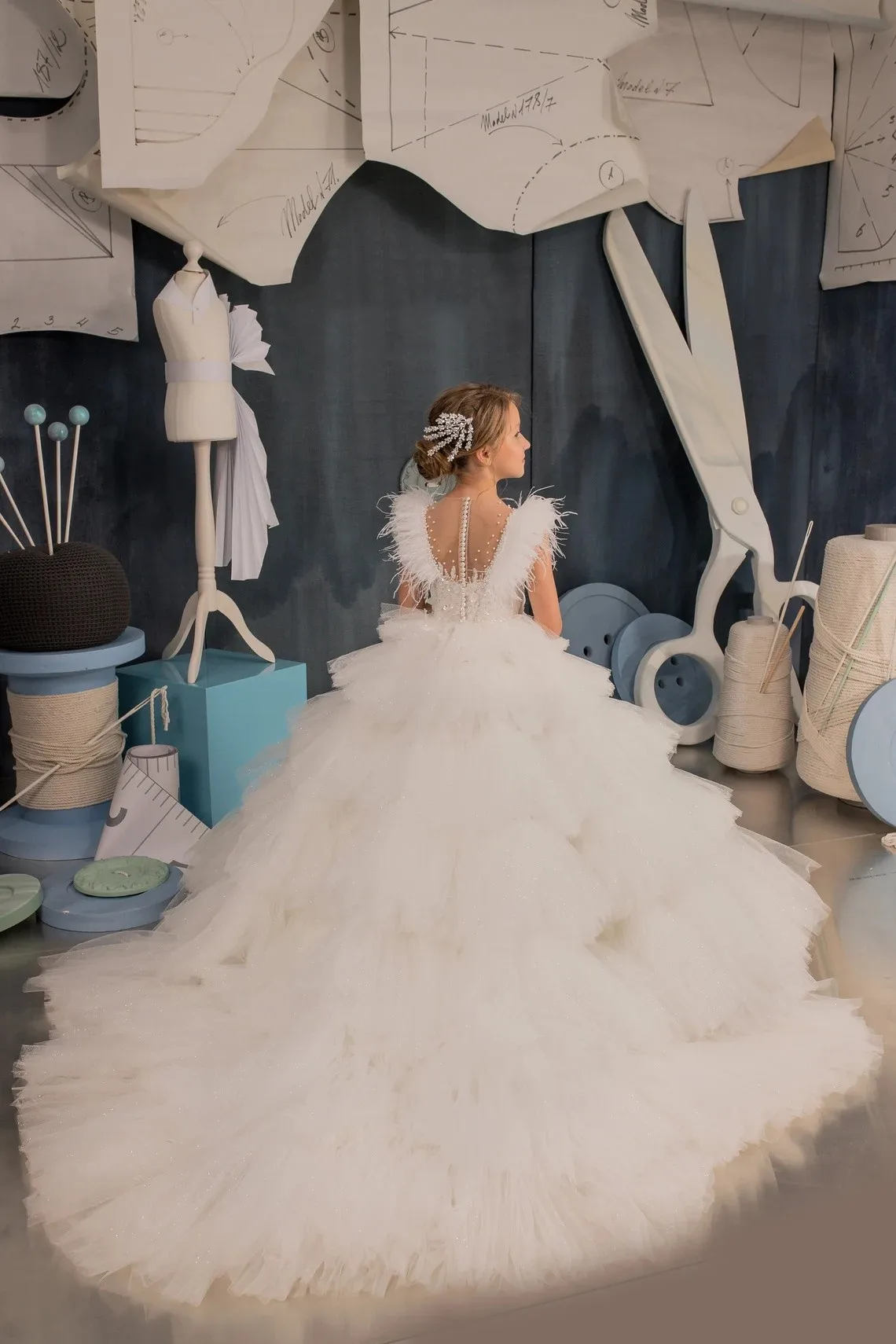 Vestidos de flores de plumas blancas brillantes para niña, perlas de tul, apliques largos de princesa para boda, cumpleaños, fiesta escalonada, vestido de primera comunión