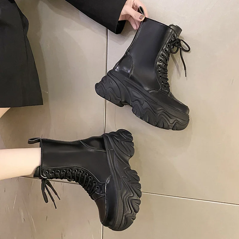 Sepatu bot Ankle hak tebal untuk wanita, sepatu bot Punk Super tinggi, sepatu bot sepeda motor bertali warna hitam putih