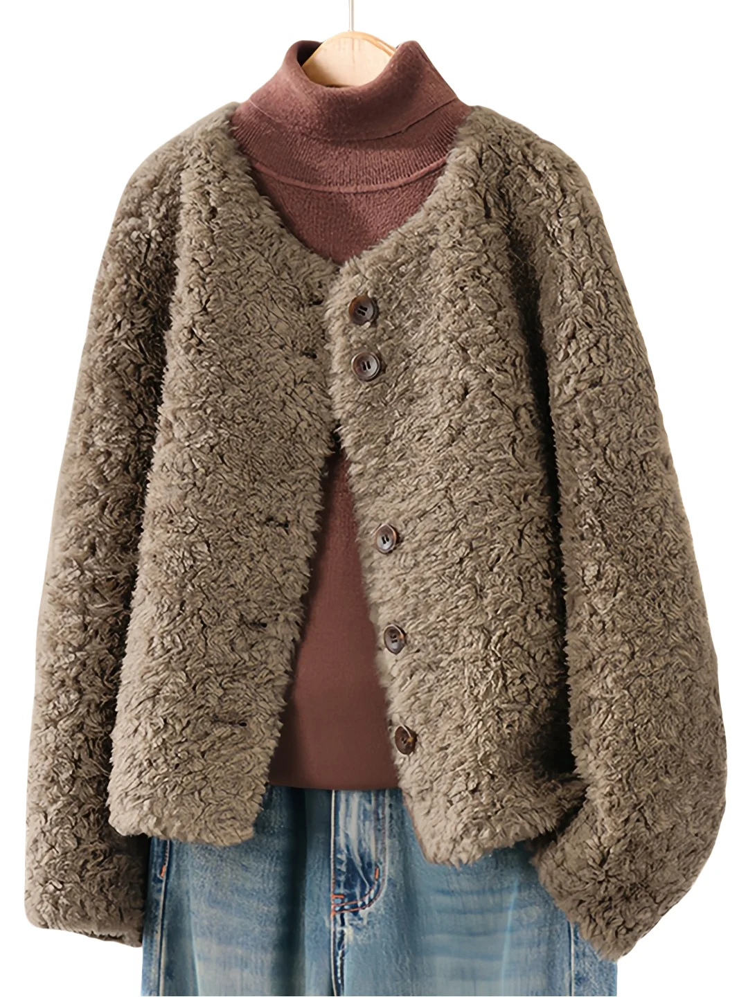 

A new all-wool fur coat for women in winter 2025, featuring a short, one-piece sheepskin coat