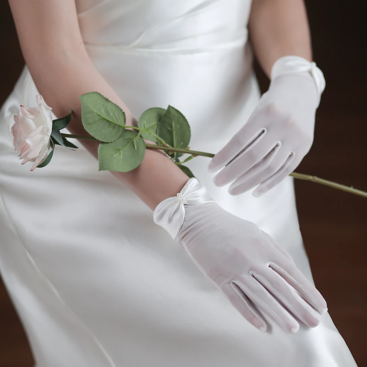 WG058-Guantes Blancos hechos a mano para mujer, con lazo de perla satinada, para boda y desfile de Graduación