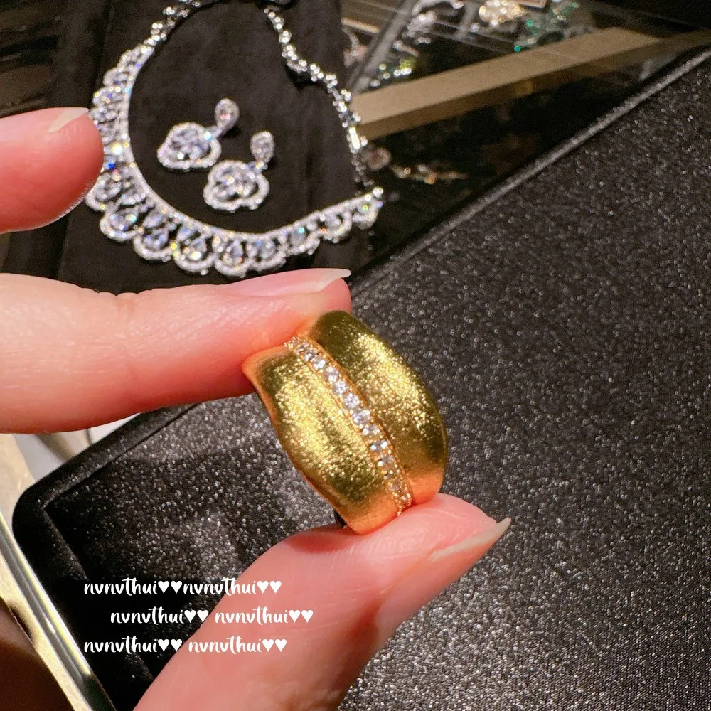 Featured Popular Niche Retro Golden Banana Leaf Atmosphere Shaped Ring High-end Retro Elegant Noble Versatile Simple Trend Ring