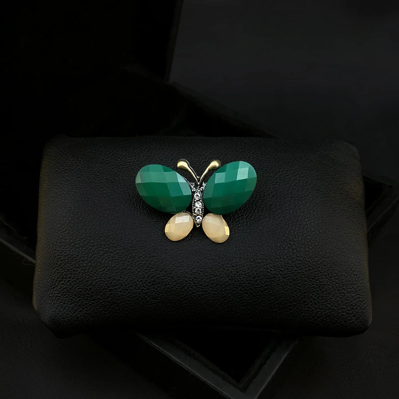 Anti-Exposure Buckle Artifact Small Brooch V-neck Cute Japanese Style Butterfly Pins Fixed Clothes Mini Accessories Jewelry 3263