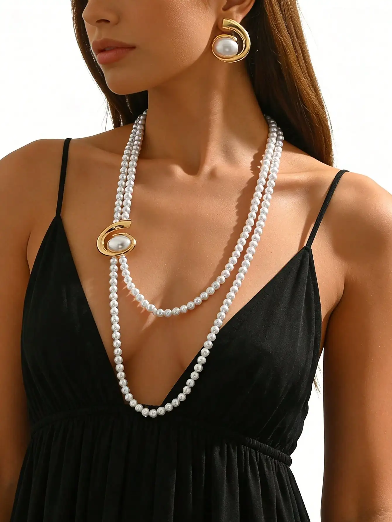 

Ladies French Vintage Luxury Three-Strand Pearl Set with Metal Buckle Asymmetric Long Necklace And Earrings 2-Piece Set for Dinn