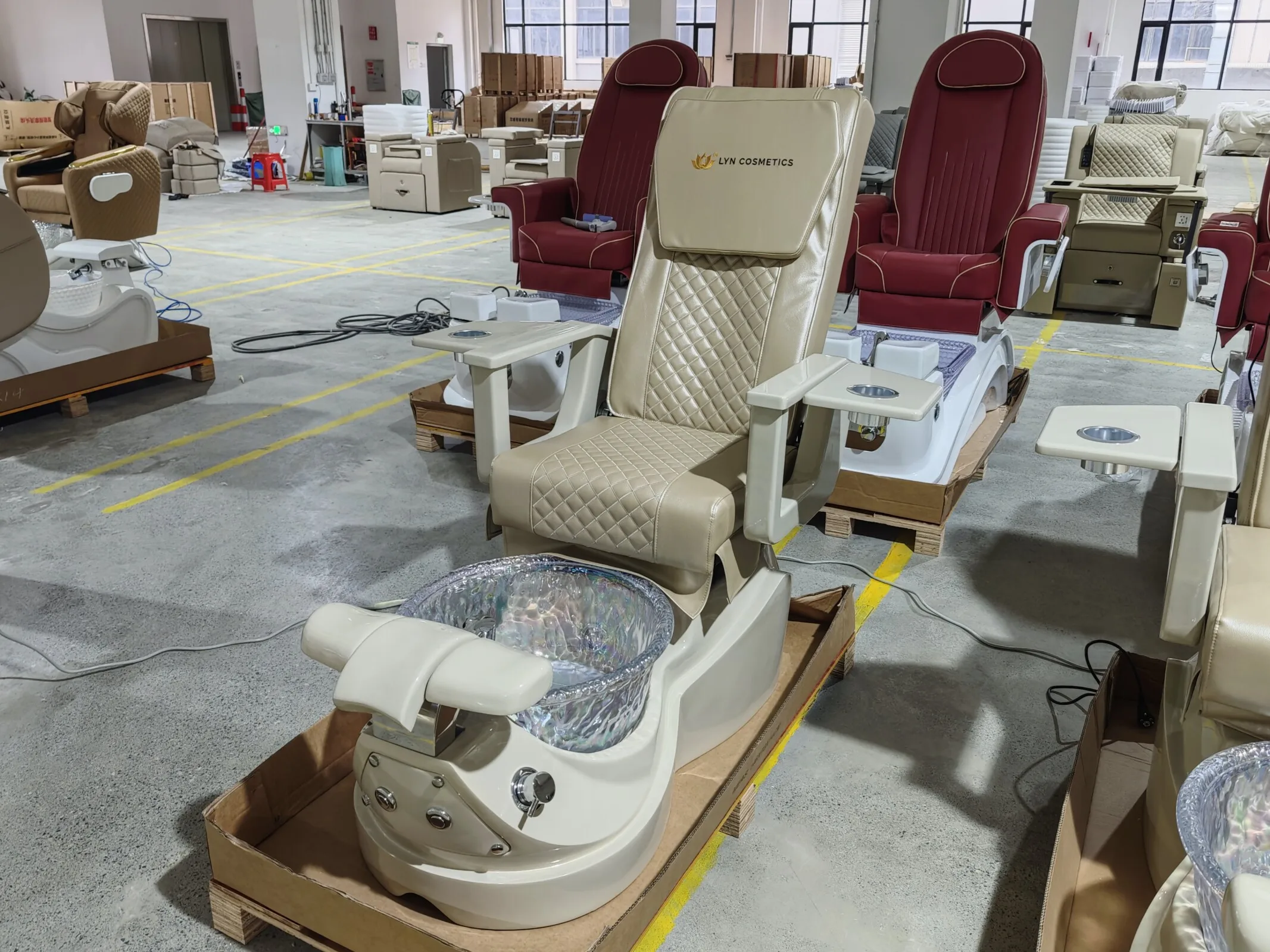 2026 Luxuriöser Verstellbarer Pedikürestuhl mit Glas-Fußbecken, Spa-Massage-Fußstuhl, Schönheits-Nagelstudio-Möbel für Maniküre und Pediküre – Detail 13