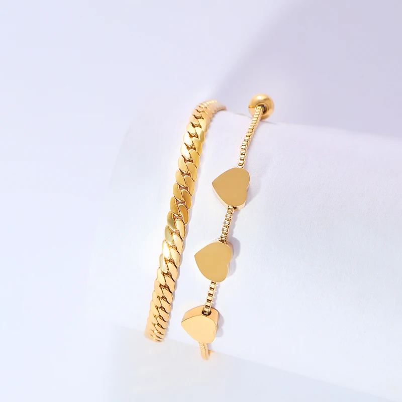 A fashionable and minimalist style bracelet with a heart-shaped creative decoration, double-layered and worn together.