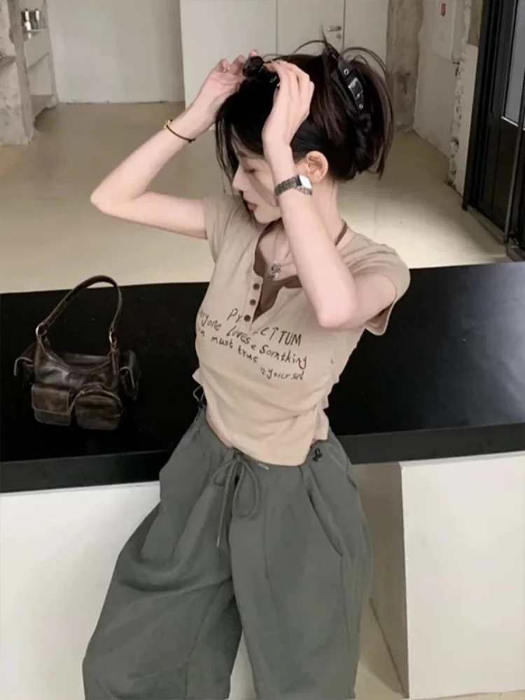 레트로 아메리칸 스타일 반팔 티셔츠 여성 슬림핏 홀터넥 핫걸 숏 스타일 V넥 캐주얼 단색 가을 상의