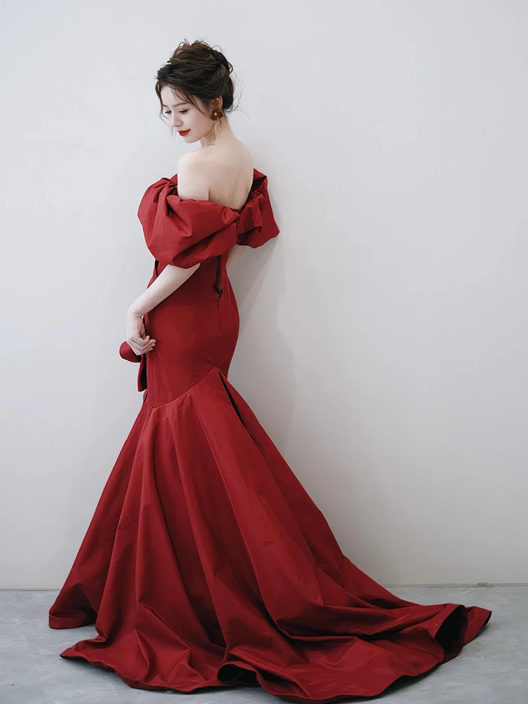 ชุดราตรีสีไวน์แดงแบบไหล่เดียว ทรงเข้ารูป กระโปรงยาว เหมาะสำหรับพิธีแต่งงาน พิธีกรงานประจำปี  สไตล์เกาหลี ผลิตจากเส้นใยโพลีเอสเตอร์