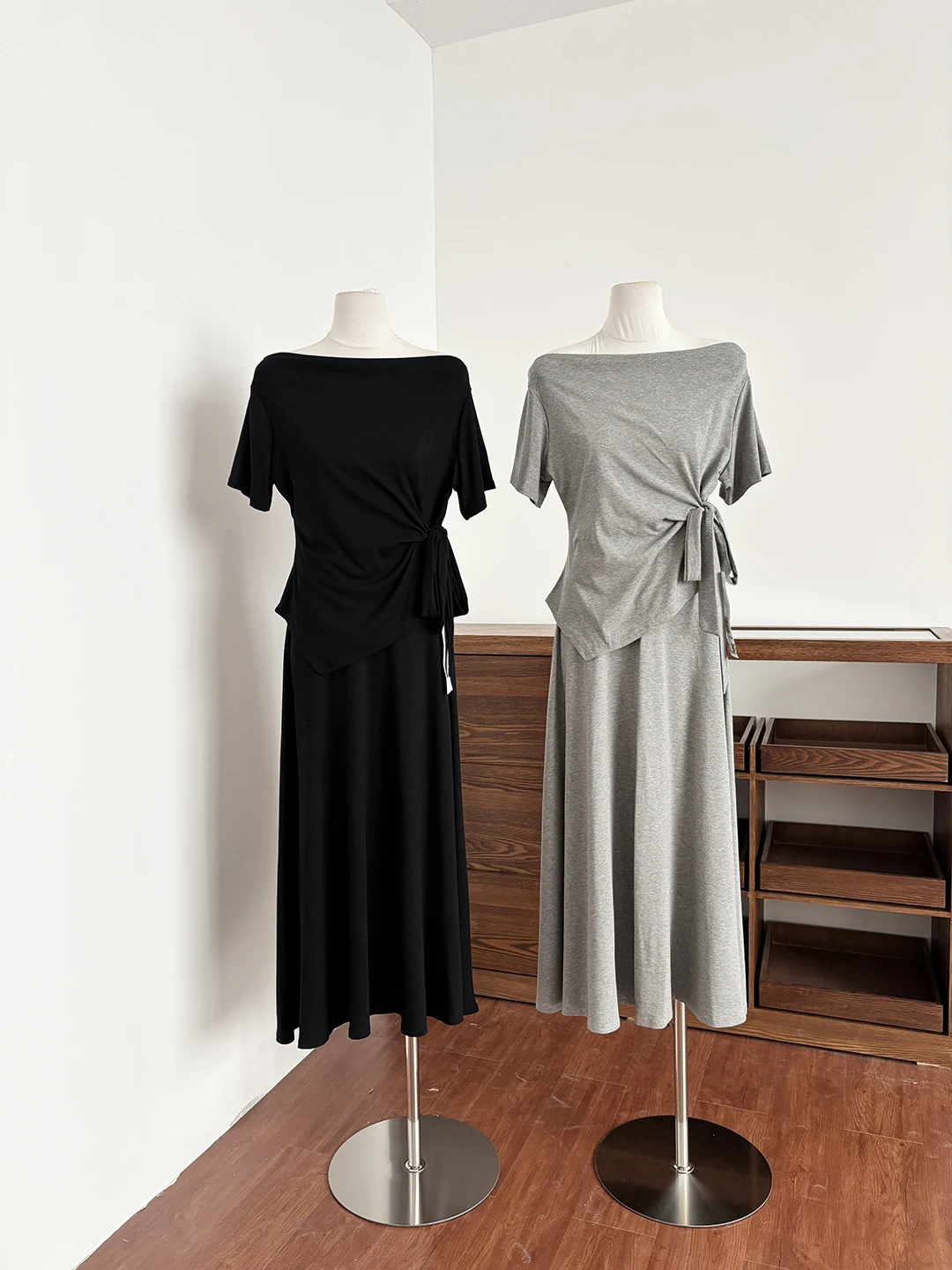 

Летний комплект 2026: повседневная футболка с коротким рукавом и юбка миди с высокой талией, женский, однотонный, простой дизайн, модный комплект из двух предметов