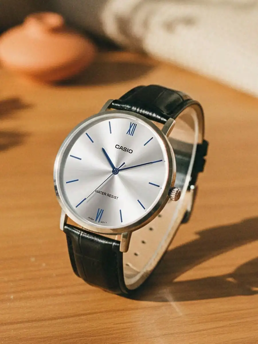Reloj Analógico Minimalista CASIO para Hombre, Esfera Plateada, Manecillas Azules, Correa de Cuero Negra, Estilo Casual de Negocios, Atemporal, para Oficina, Uso Diario, Regalo