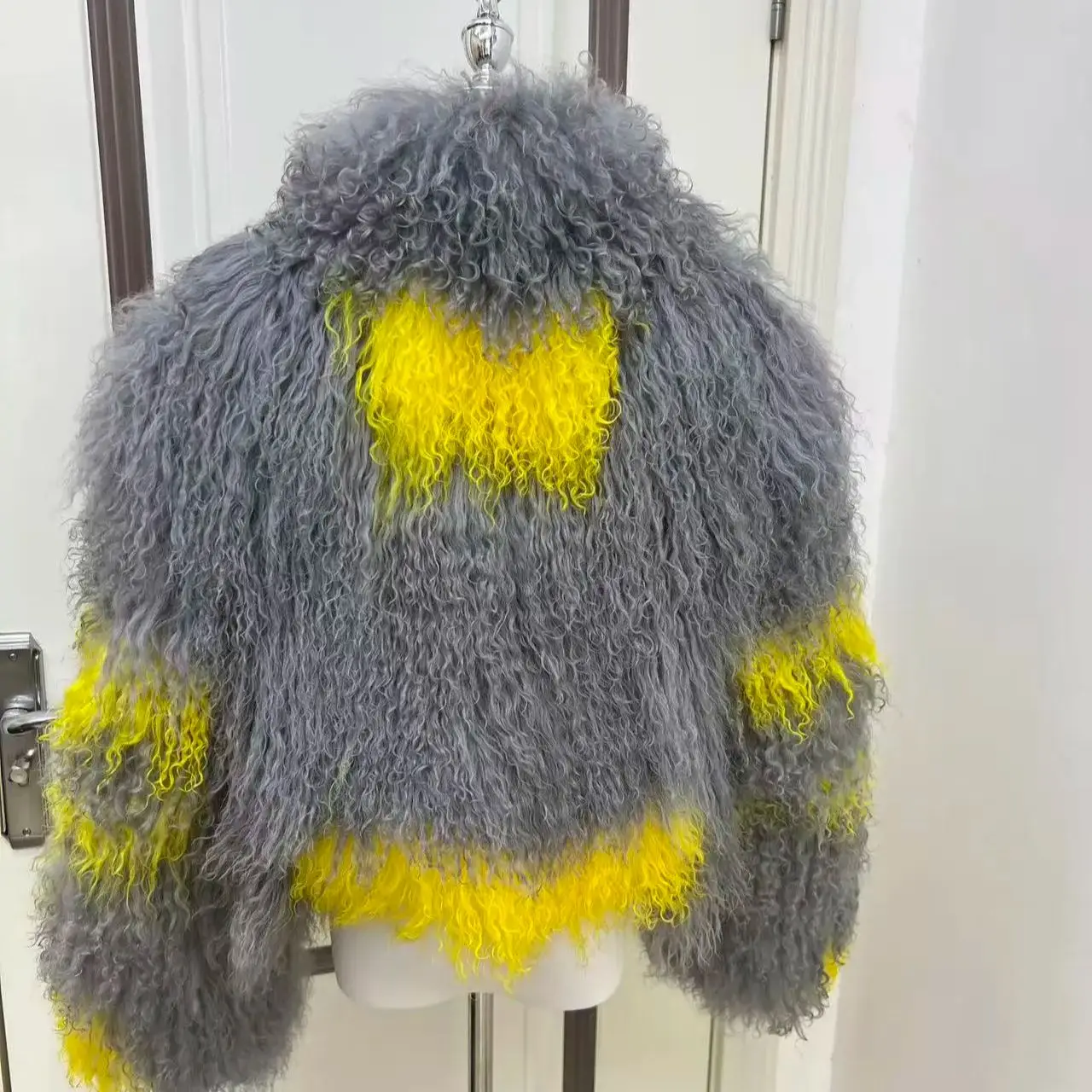 Winter dames echte Mongoolse lamsbontjas tweekleurige kleur trendy en modieuze bovenkleding hoogwaardige korte en jas