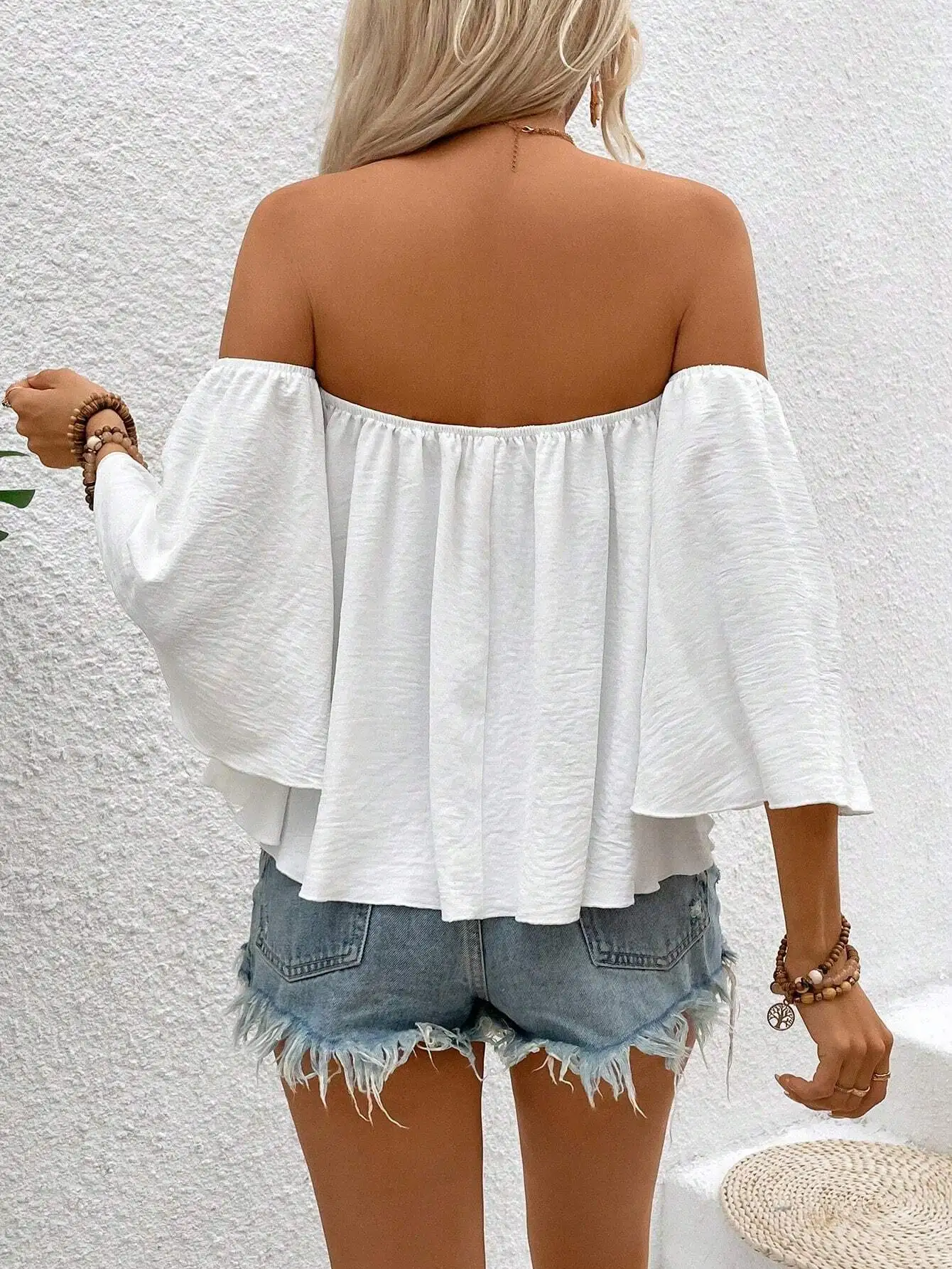 

Белая блузка с открытыми плечами и расклешенными рукавами для женщин