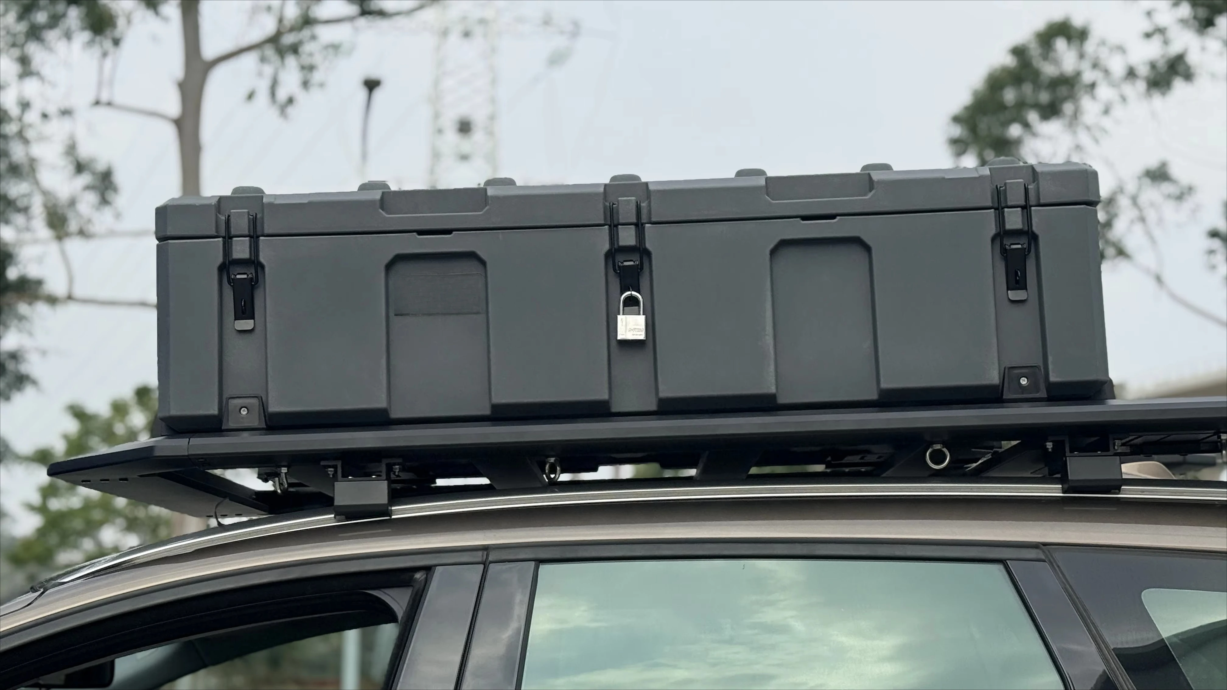 2026 4X4 Accessories Portable Plastic 110L Car Roof Top Box Rotomold Tool Rugged Case XXL Roof Rack Cargo Storage Boxes