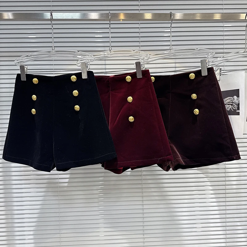 Lichte luxe socialite fluwelen shorts met dubbele rij en metalen gesp voor dames in de winter van 2025, nieuwe veelzijdige slim-fit shorts voor woon-werkverkeer