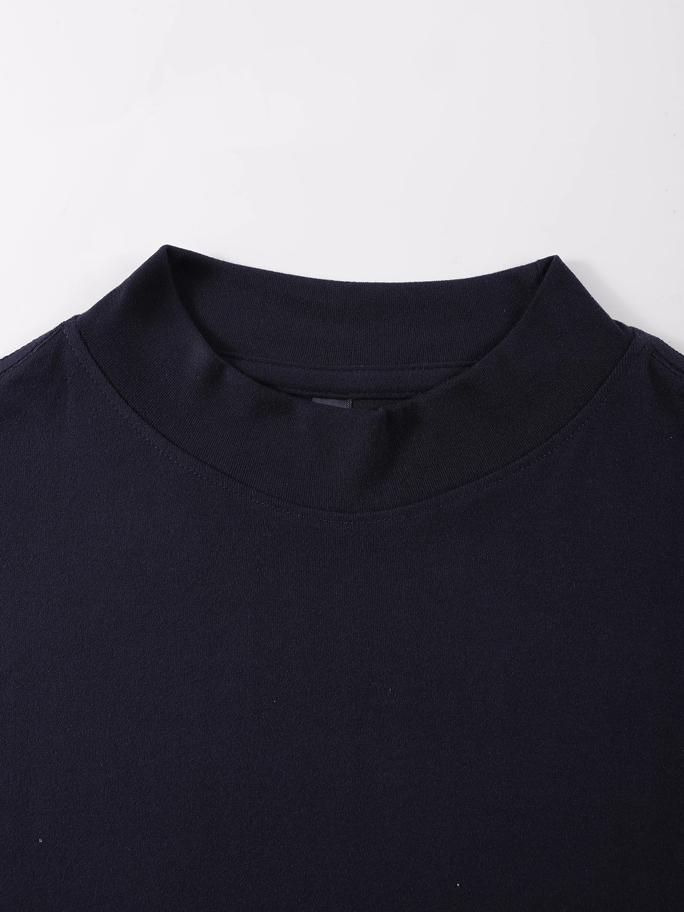 이것은 단지 한 장의 장면을 담은 프린트로, 따뜻한 기모 안감의 여성용 부드러운 기본 티셔츠, 편안한 가을 상의, 두꺼운 캐주얼 긴팔입니다.