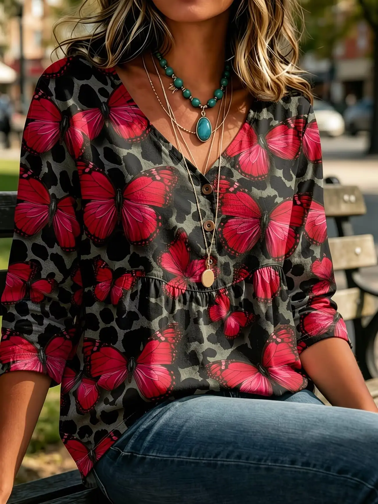 Babydoll Feminina Estilo Casual com Bordados, Grandes Flores Vermelhas Vibrantes, Três Botões, Saia Barra Larga, Decote V