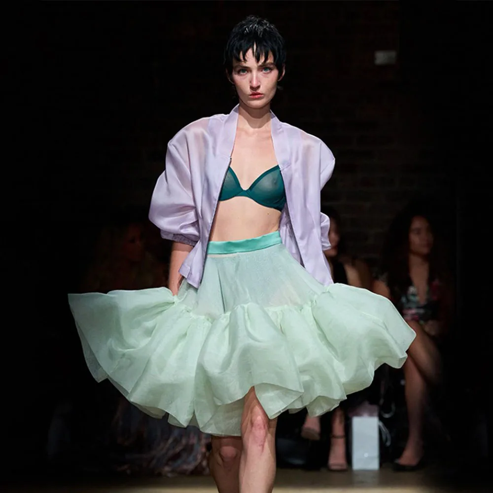 

Мятная юбка с многослойными оборками и прозрачной тканью, изящная изящная на модели S Body Enhances Feminine Charm And Adds A Touch