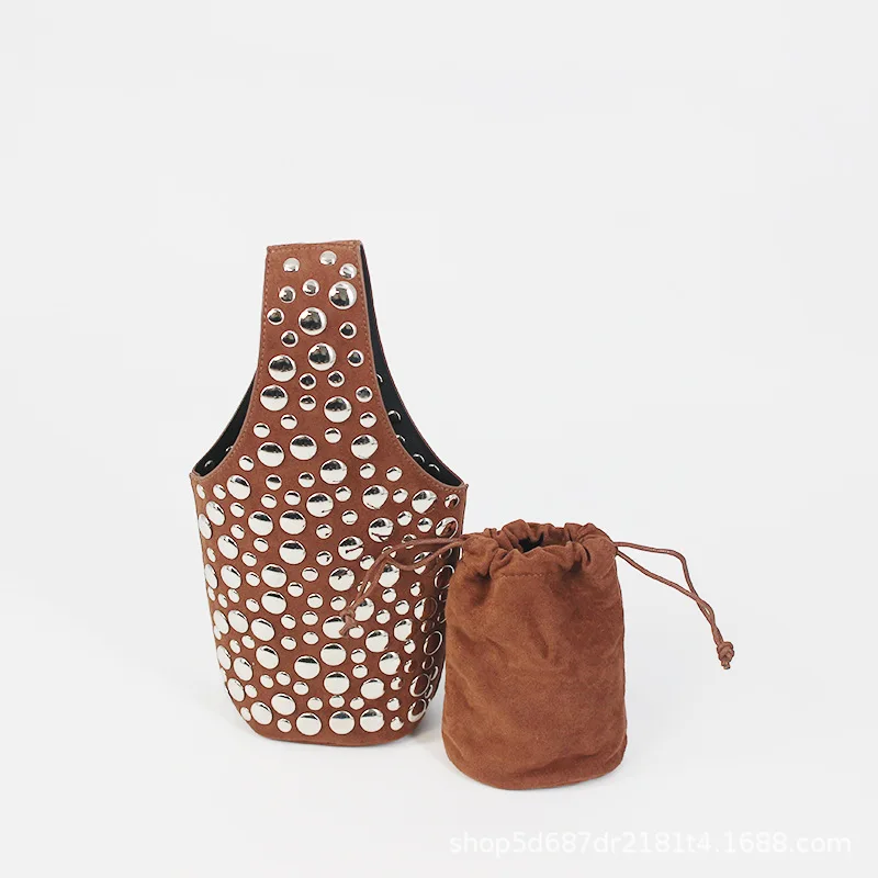 

Новая мини-сумка-ведро в горошек с заклепками, замшевая сумка через плечо с верхней ручкой, модная сумка Y2K для повседневных выходов, весна 2026