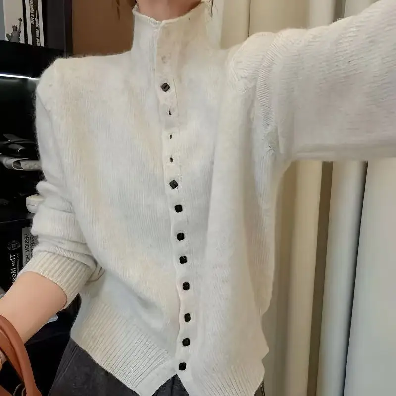 سترة صوفية رمادية نصف الياقة المدورة للنساء في خريف وشتاء 2025 بلوزات محبوكة بنمط جديد