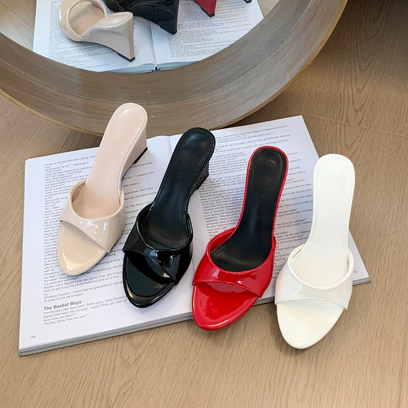 Summer New Simple Style Women's Flat Sandals with Heel Non-Slip Fashionable Casual Flip-Flops in Multiple Colors 2026