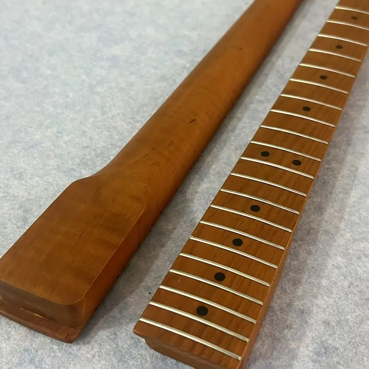 

Изготовленный на заказ 22-ладовый гриф для гитары из жареного пламенного клена в стиле TL с кленовым грифом для электрогитары