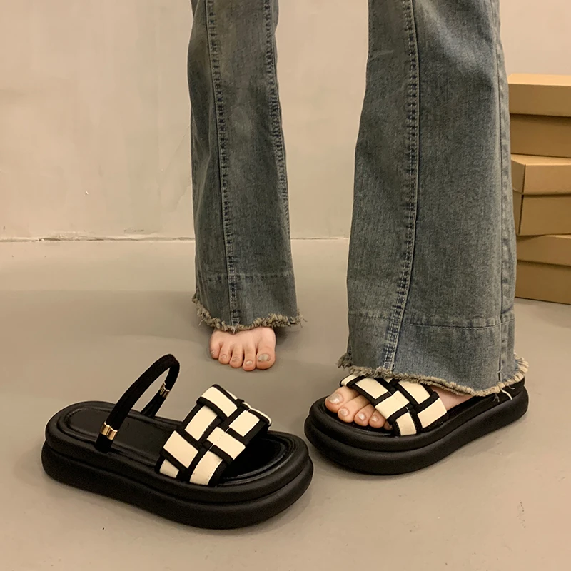 Buty wewnętrzne damskie kapcie i sandały damskie platformy slajdy lato 2024 czarna gruba guma dom dom oryginalne buty luksusowe