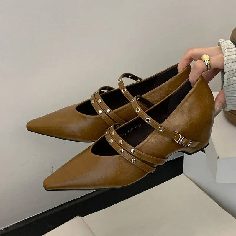 

Элегантные туфли Мэри Джейн на низком каблуке, женские туфли-лодочки с заклепками, офисная женская обувь с острым носком, модная женская обувь с пряжкой и ремешком
