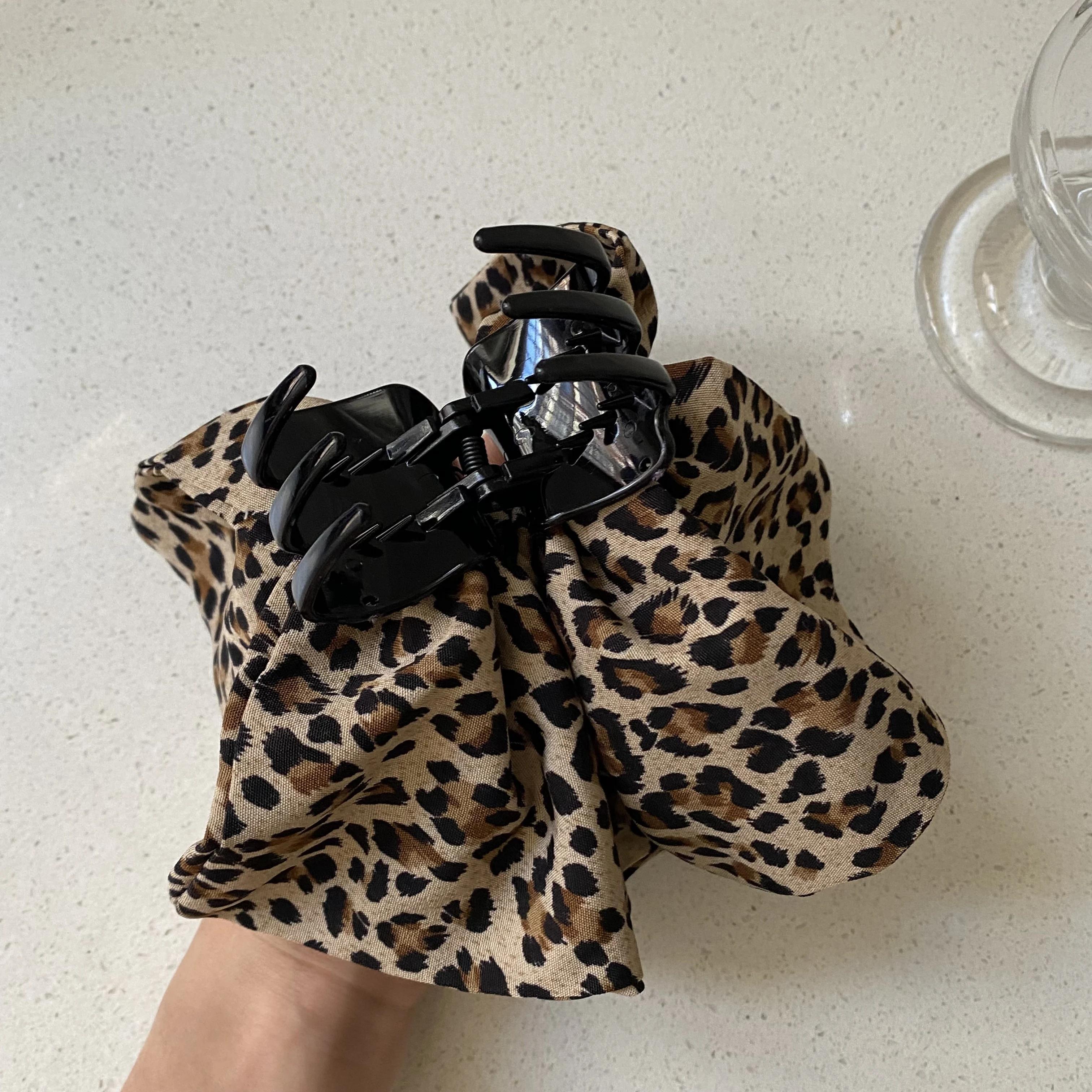 1 шт., коготь для волос с леопардовым принтом и жемчужным декором, стильный аксессуар для волос для женщин, шикарная заколка для волос для повседневного и праздничного ношения